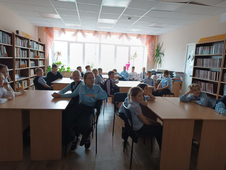 В библиотеке.